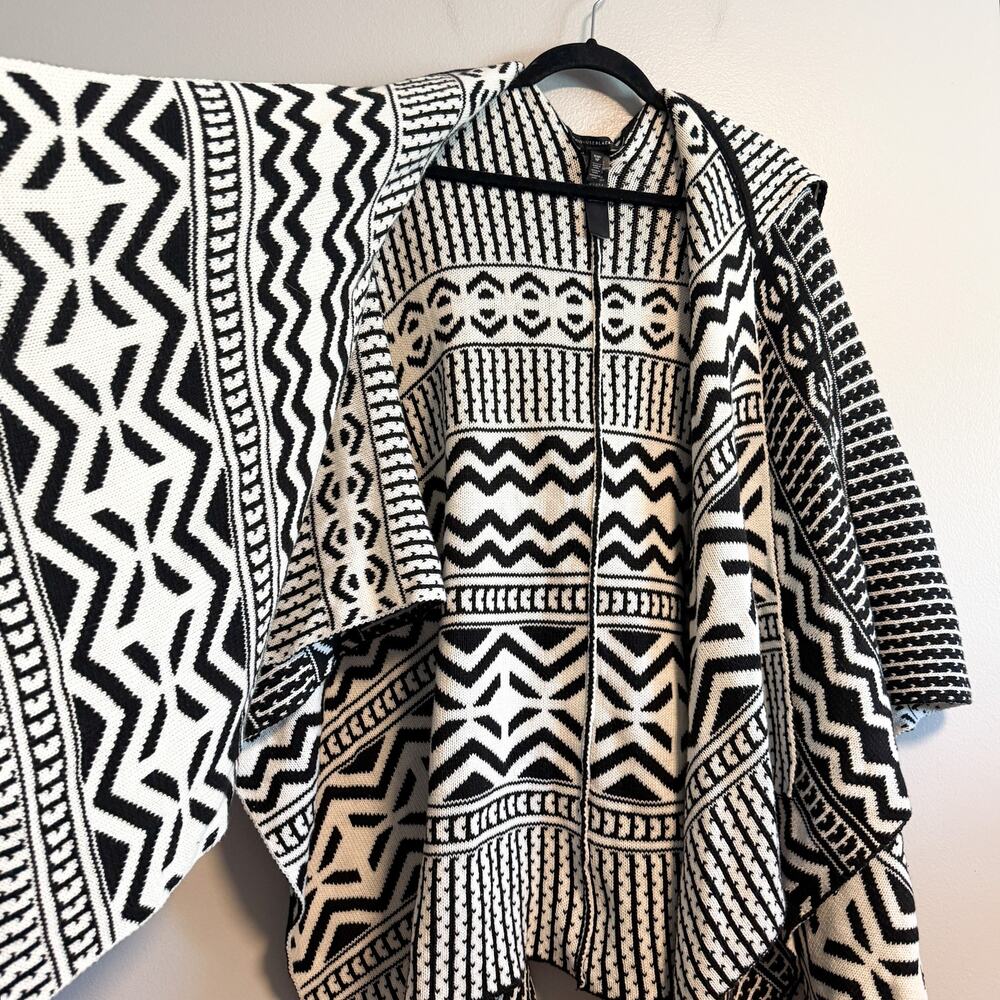 White House Black Market Boho Geo Hooded Knit Poncho Black White Size XSP/SP - Picture 6 of 11